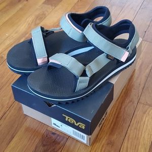 Teva Universal Trail - Brand New